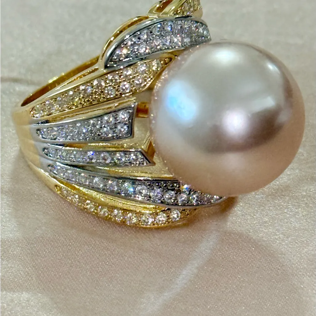 NWOT Gorgeous Champagne Color Pearl Two Tones With accents Band Ring in 6,7 Gold - Image 5