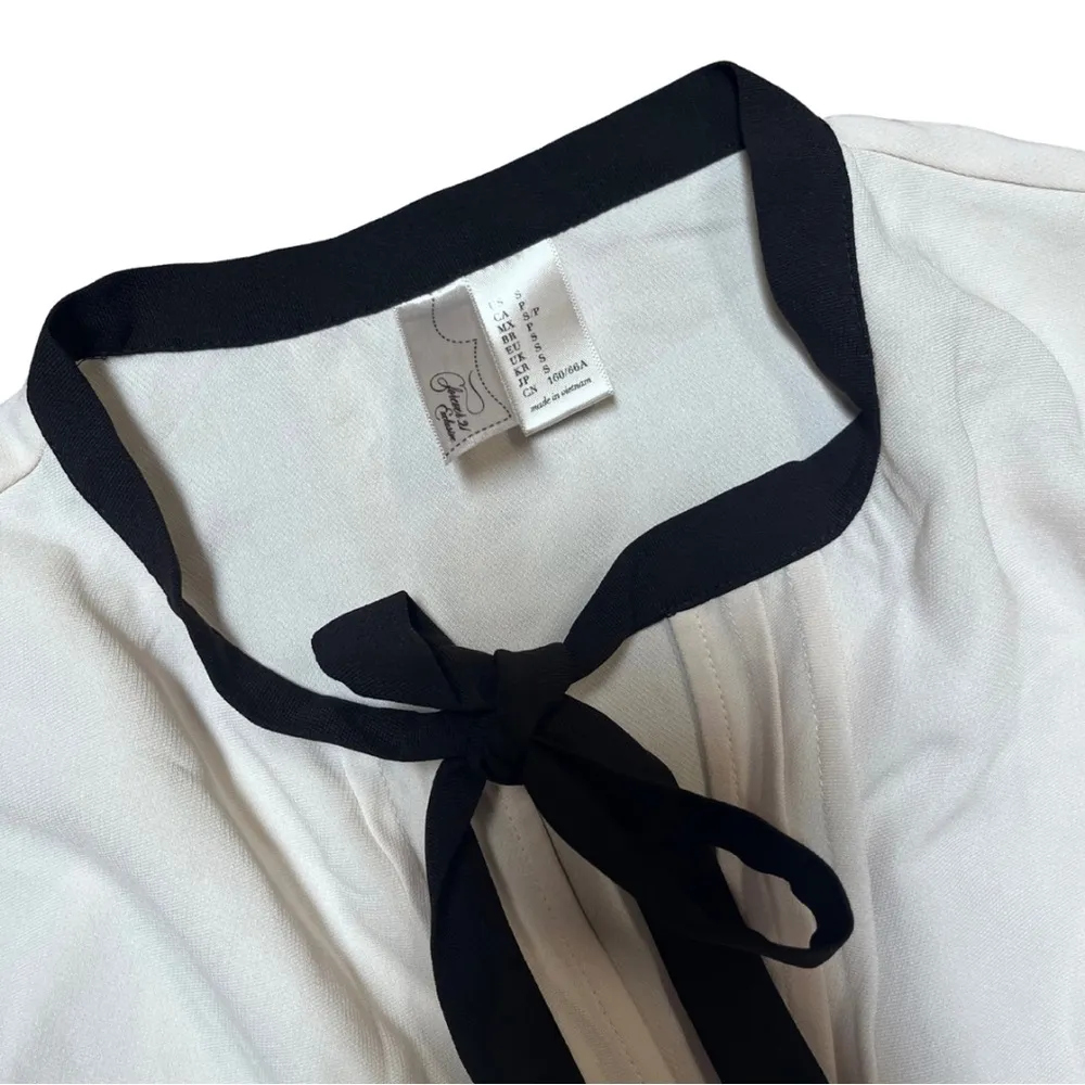 Forever 21 Black & White Blouse with Tie Accent Size Small - Image 7