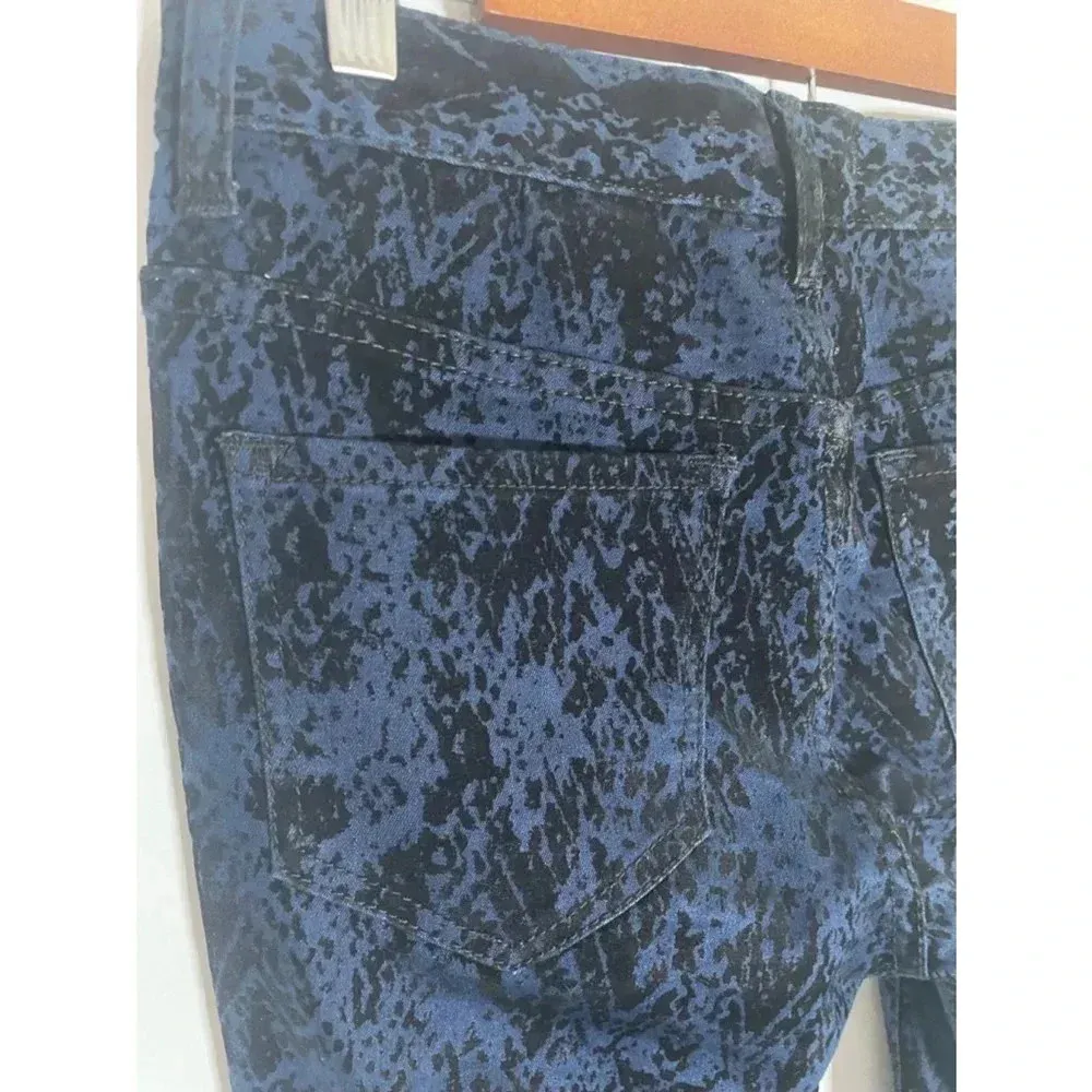 Women's Free People Blue Snake Print Velvet Skinny Jeans Size 26 Animal 0119‎ - Image 7