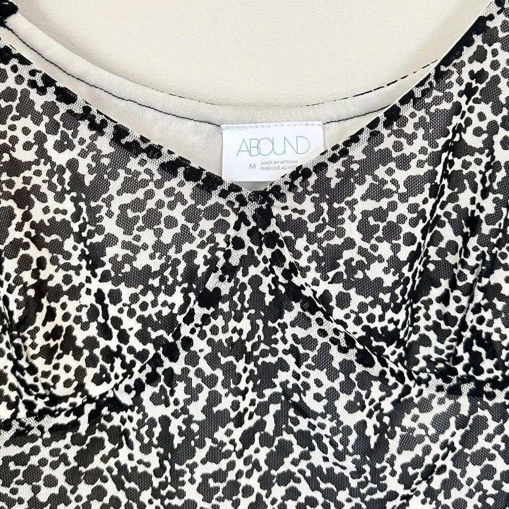 NWT Abound Ivory-Black Mini Moo Textured Puff Sleeve V-Neck Crop Top - M - Image 4