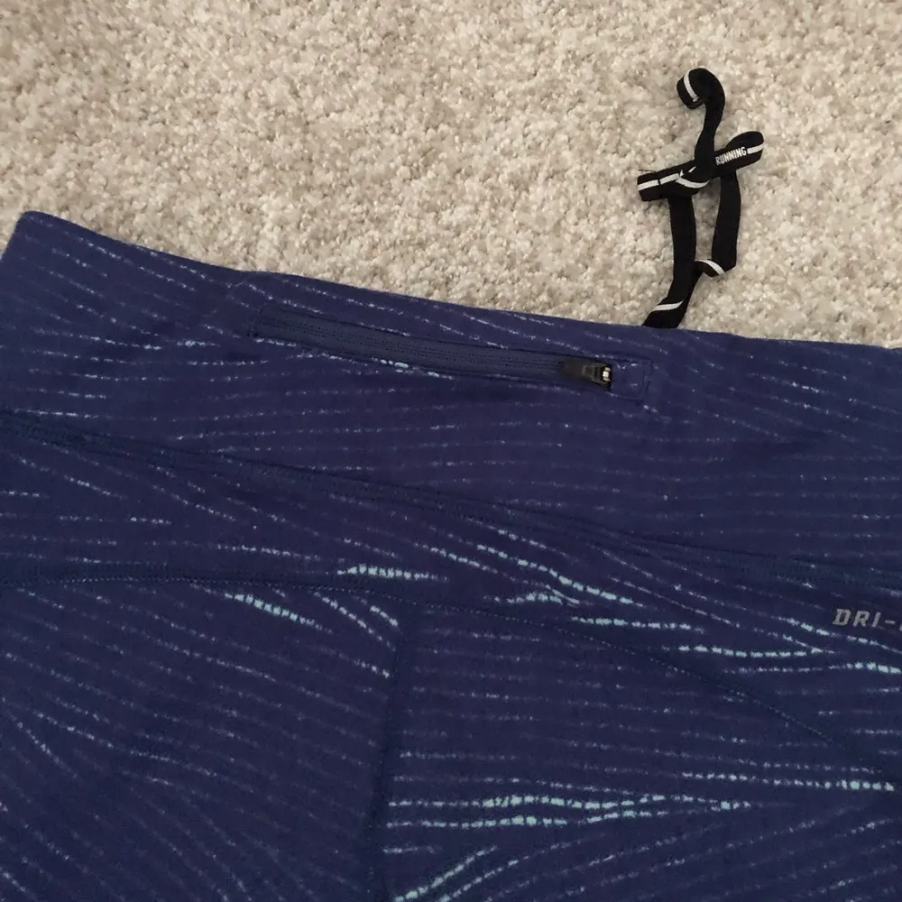 Nike dri-fit crop capri leggings, size small p - Image 9