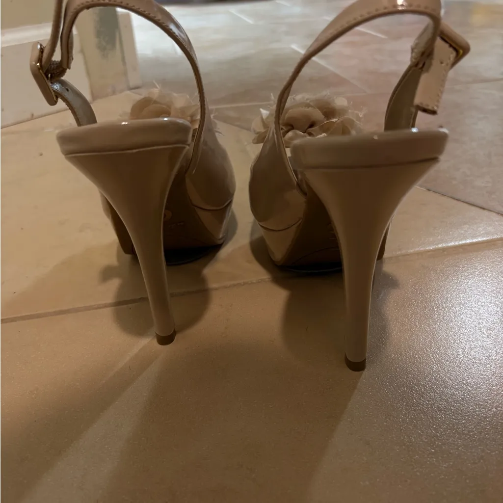 Guess Cream Wedge Sandals with Chic Design - Image 3