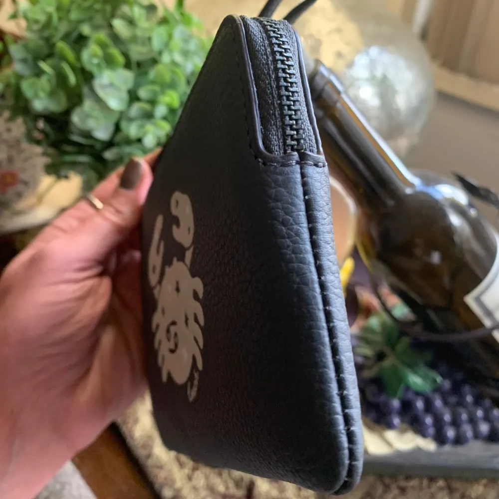 LIMITED ED🔥Authentic COACH Pebbled leather zip wristlet with Cancer  print - Image 4