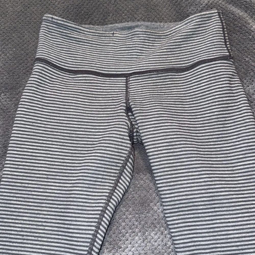 Lululemon Wunder Under Crop II Reversible Leggings Size‎ 4 Gray Cropped - Image 3