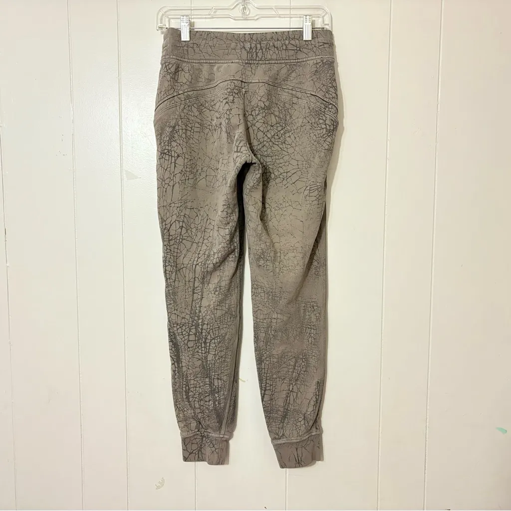 Lululemon Warm Down Joggers Thread Dye Rover Black Size 4 Actiwear, Workout - Image 7
