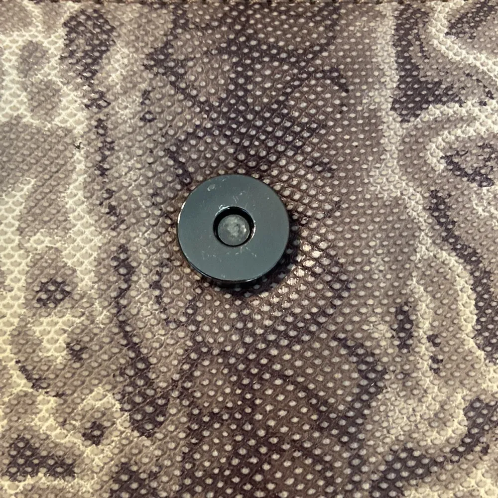 David Dart Purse size long 8.5” and long 8” shoulder sting is 22” not adjustable - Image 7