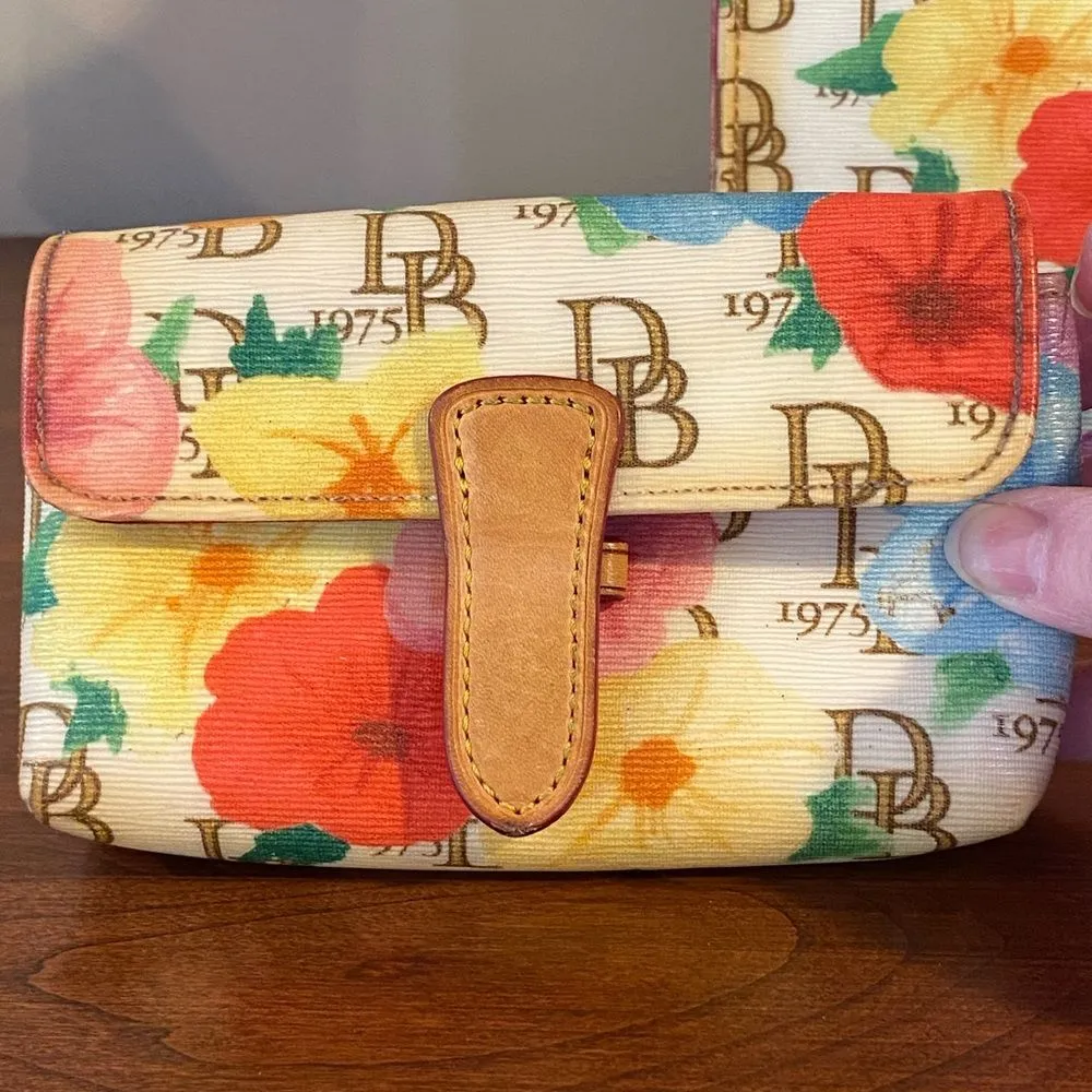 Vintage Dooney and Bourke Hibiscus Shoulder Bag & Wallet Set - Image 4