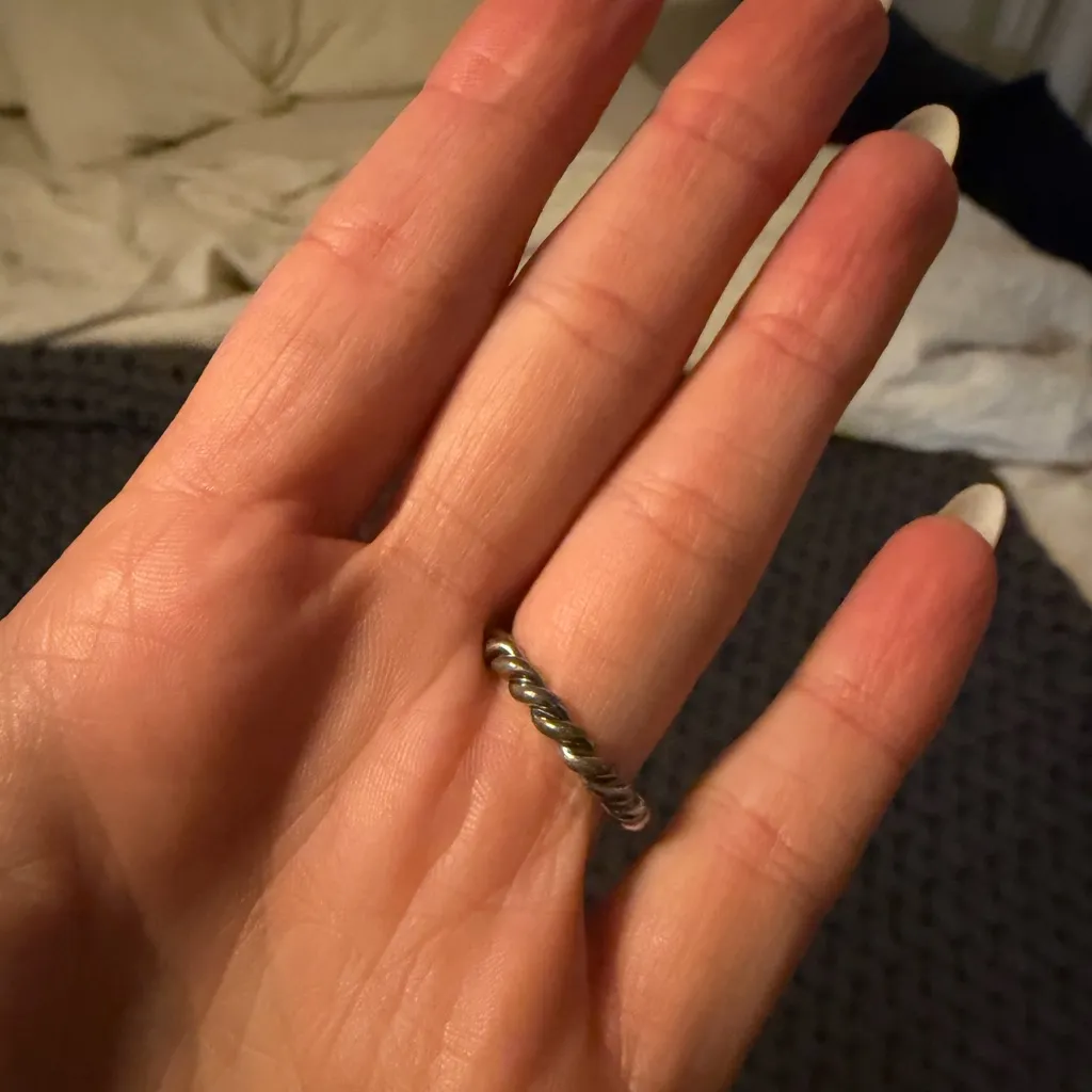 Pandora Serenity Twist Mother of Pearl Ring - Image 3