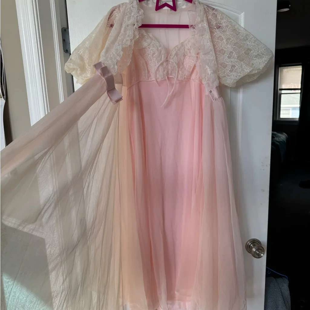 Vintage 1960’s Radcliffe Peignoir Elegant Pink Lace Nightgown & Robe White - Image 6