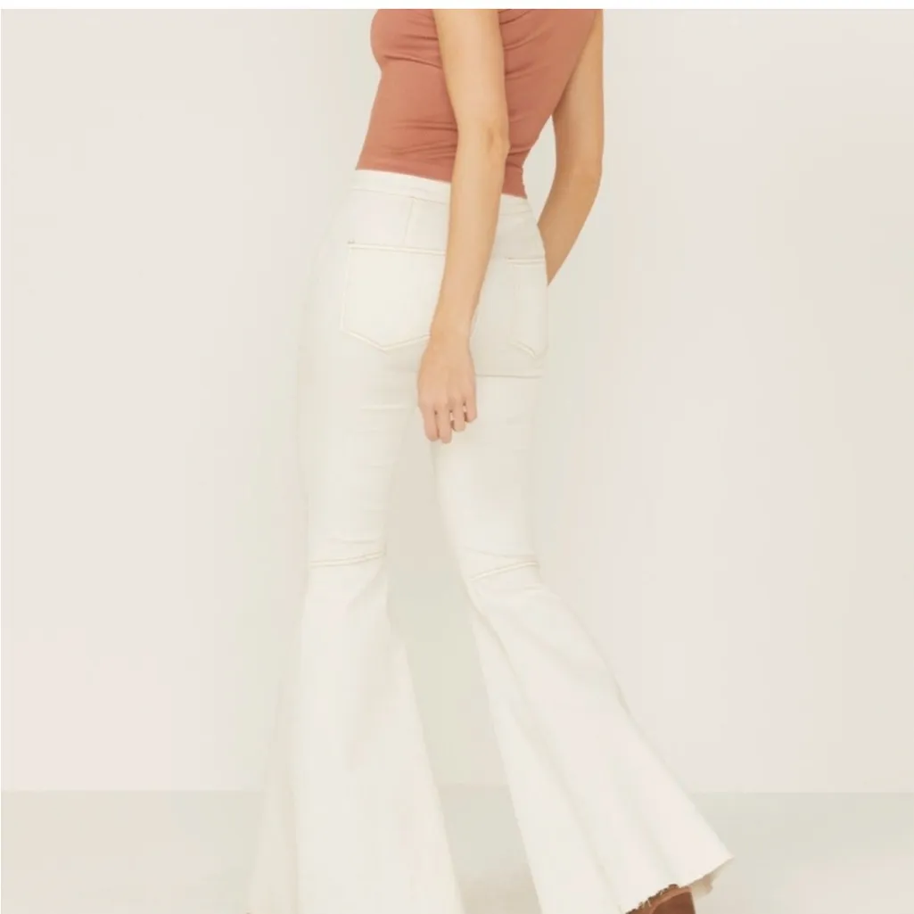 Free People Just Float On White Bell Bottom Boho Hippie Flared Jeans- Size 27 - Image 3