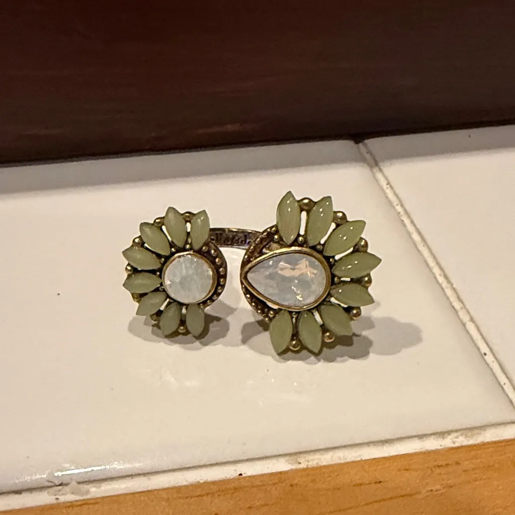 Elegant Floral Adjustable Ring  Gold and Cream - Image 3