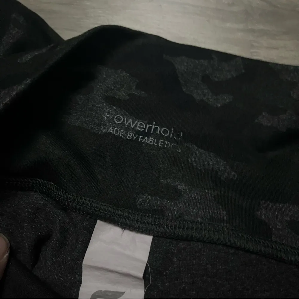 Fabletics PowerHold black Camo Leggings size medium - Image 2