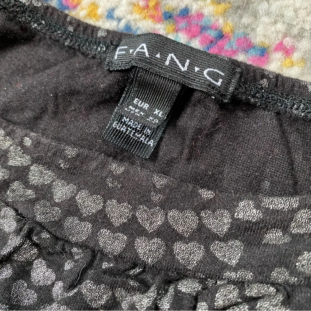Vintage Y2K Fang Spaghetti Strap Metallic Heart Fan Print Top Size L/XL Black - Image 8