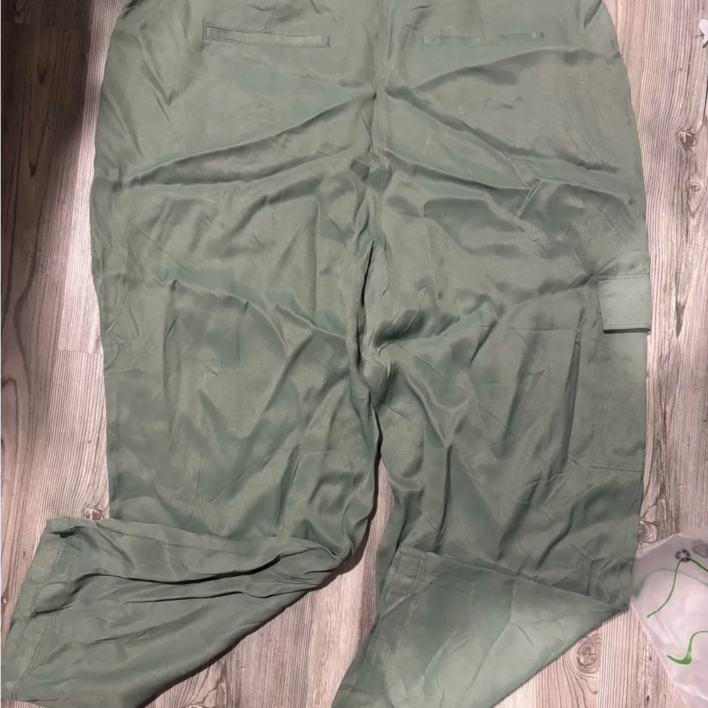 Nordstrom lightweight green cargo pants NWOT size 16 waist is 18 inseam is 25 - Image 2