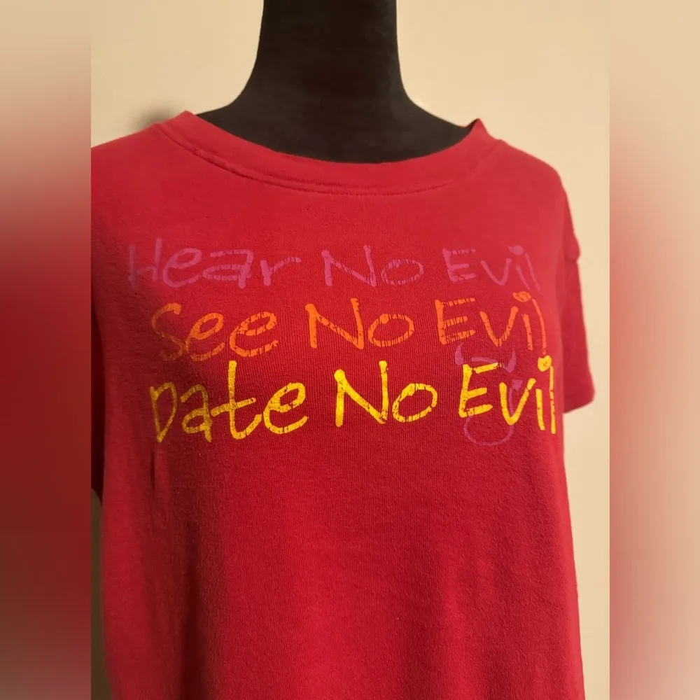 EUC Appropriate Behavior Hear, See and Date No Evil Graphic Tee size large Red - Image 2