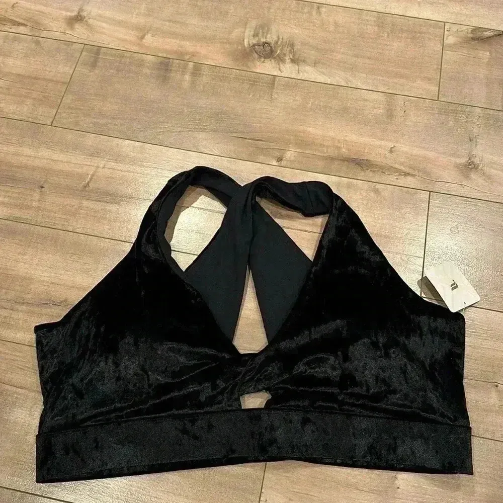 NWT Fabletics Oasis Crushed Velour Twist Sports Bra in Black Sz 4X - Image 5