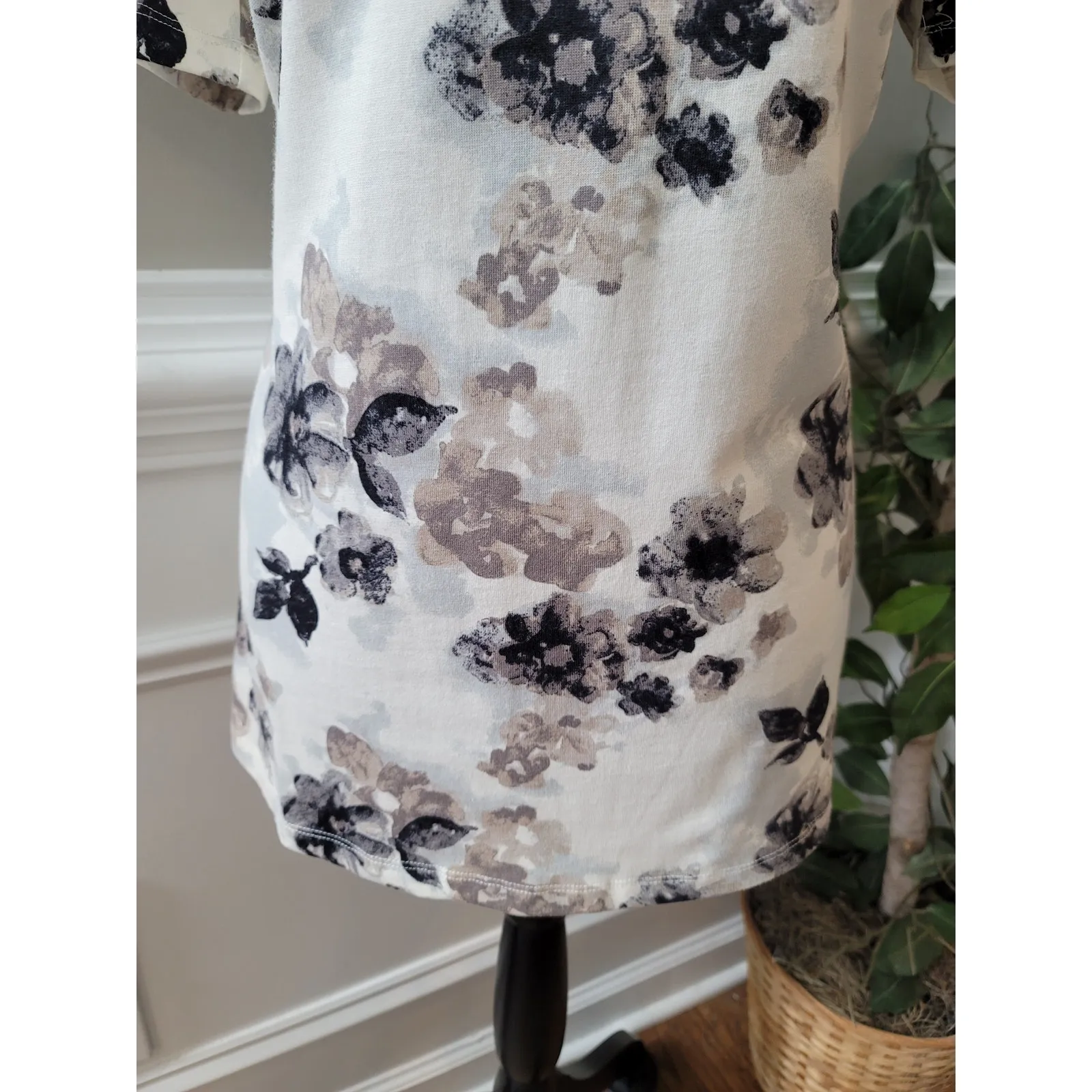 Denim and Company Blouse Women's XS White Black Floral Print Short Sleeve - Image 4