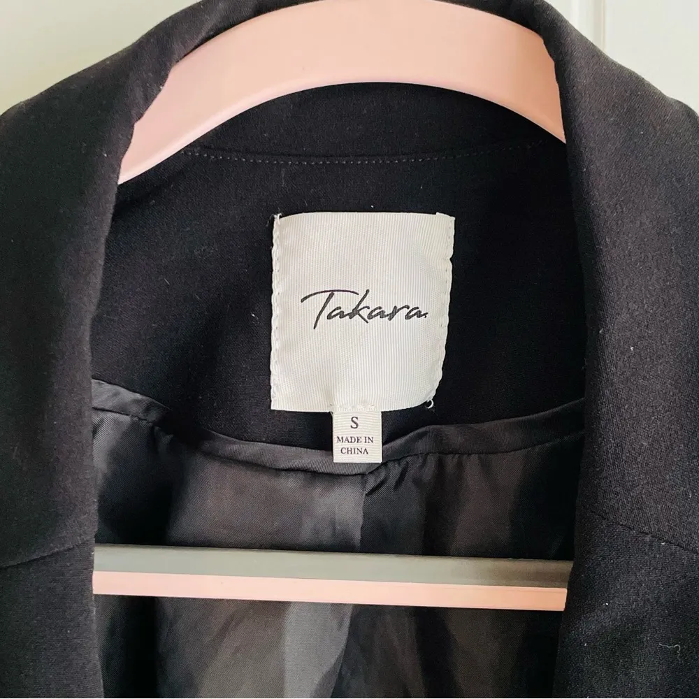 Takara Black Fitted Minimalist Button Business Blazer Sz Small in EUC - Image 6