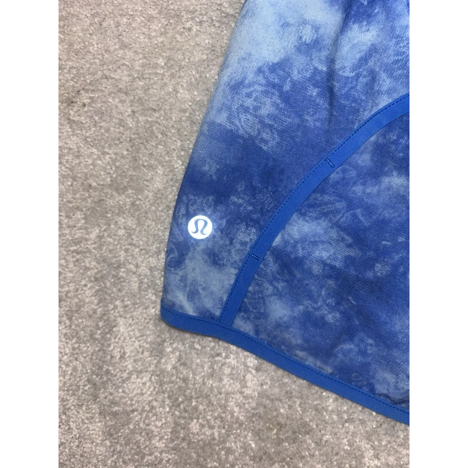Lululemon Women's Speed Up Shorts Blue Tie Dye Size 8 - Image 3