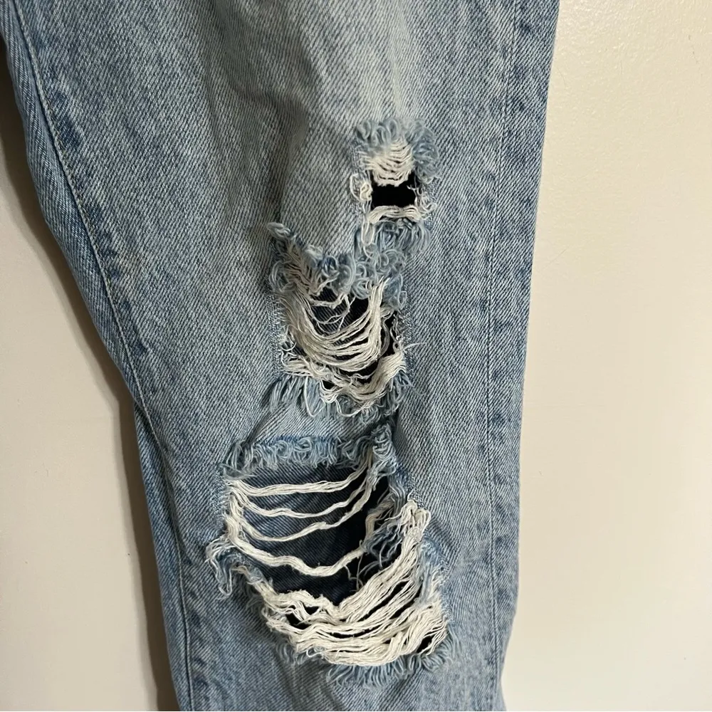 Women’s We The Free Light Wash‎ Distressed Straight Leg Mom Jeans Size 25 - Image 2