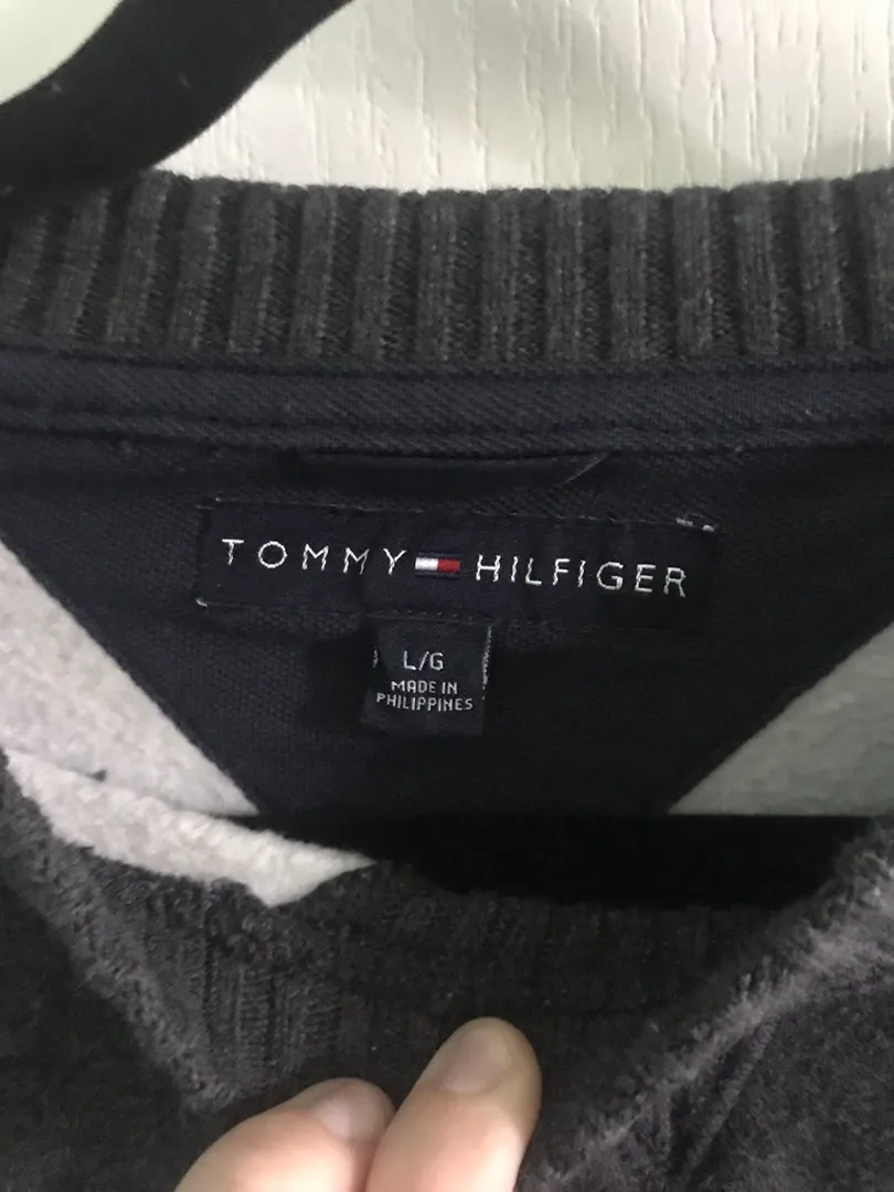 Tommy Hilfiger Cropped Sweatshirt - Image 3