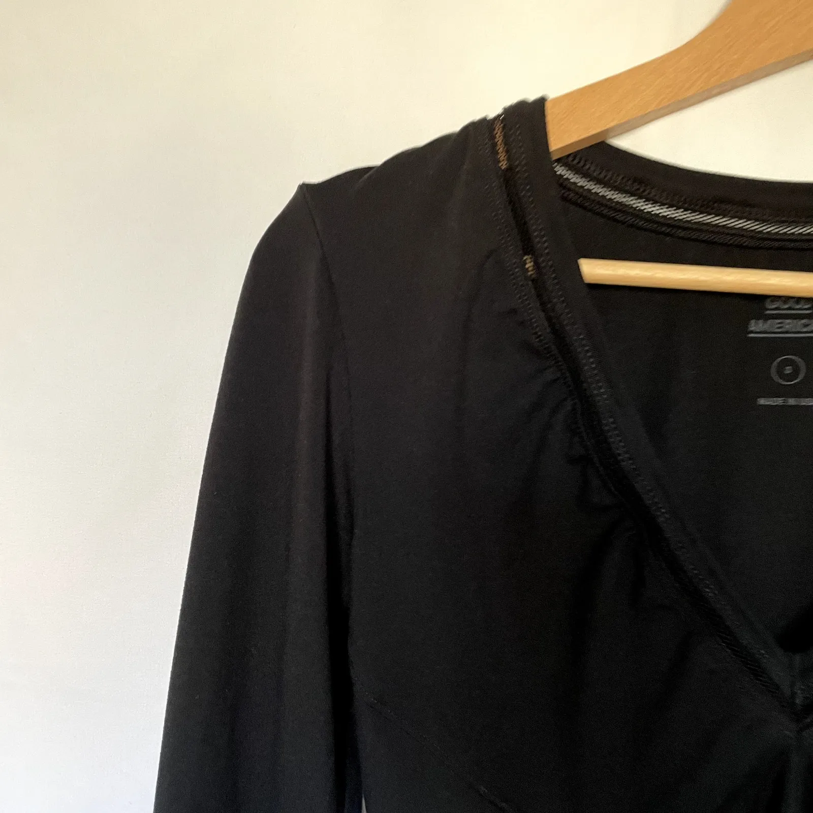 Good American v-neck long sleeved black bodysuit lace neckline women's size L - Image 2