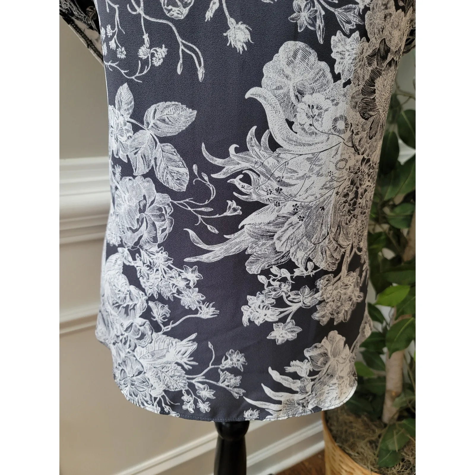 LOFT Blouse Women's Size Small Gray White Floral Print Short Sleeve Scoop Neck - Image 5