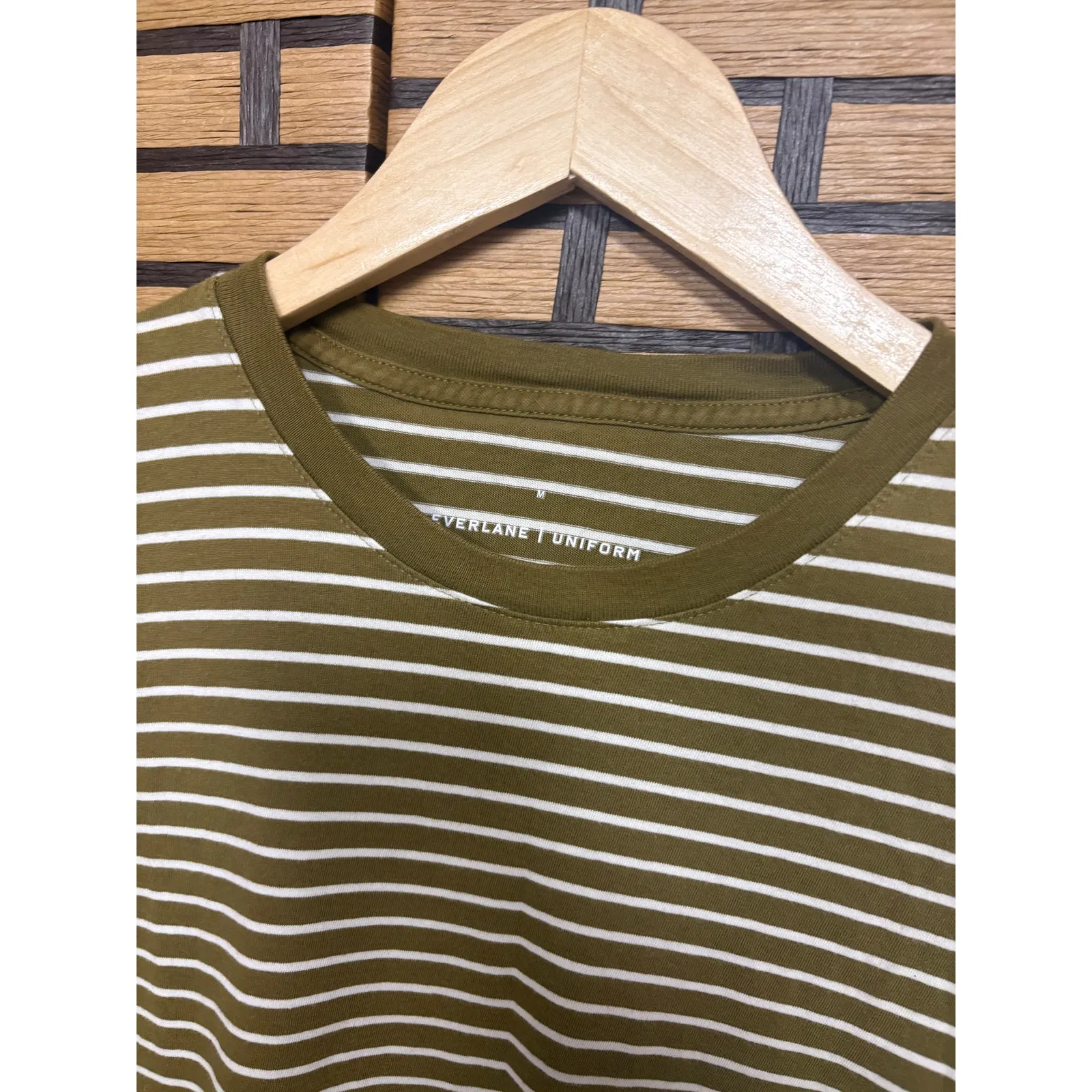 Everlane Uniform Olive Green and White Stripe Tee Size Medium - Image 3