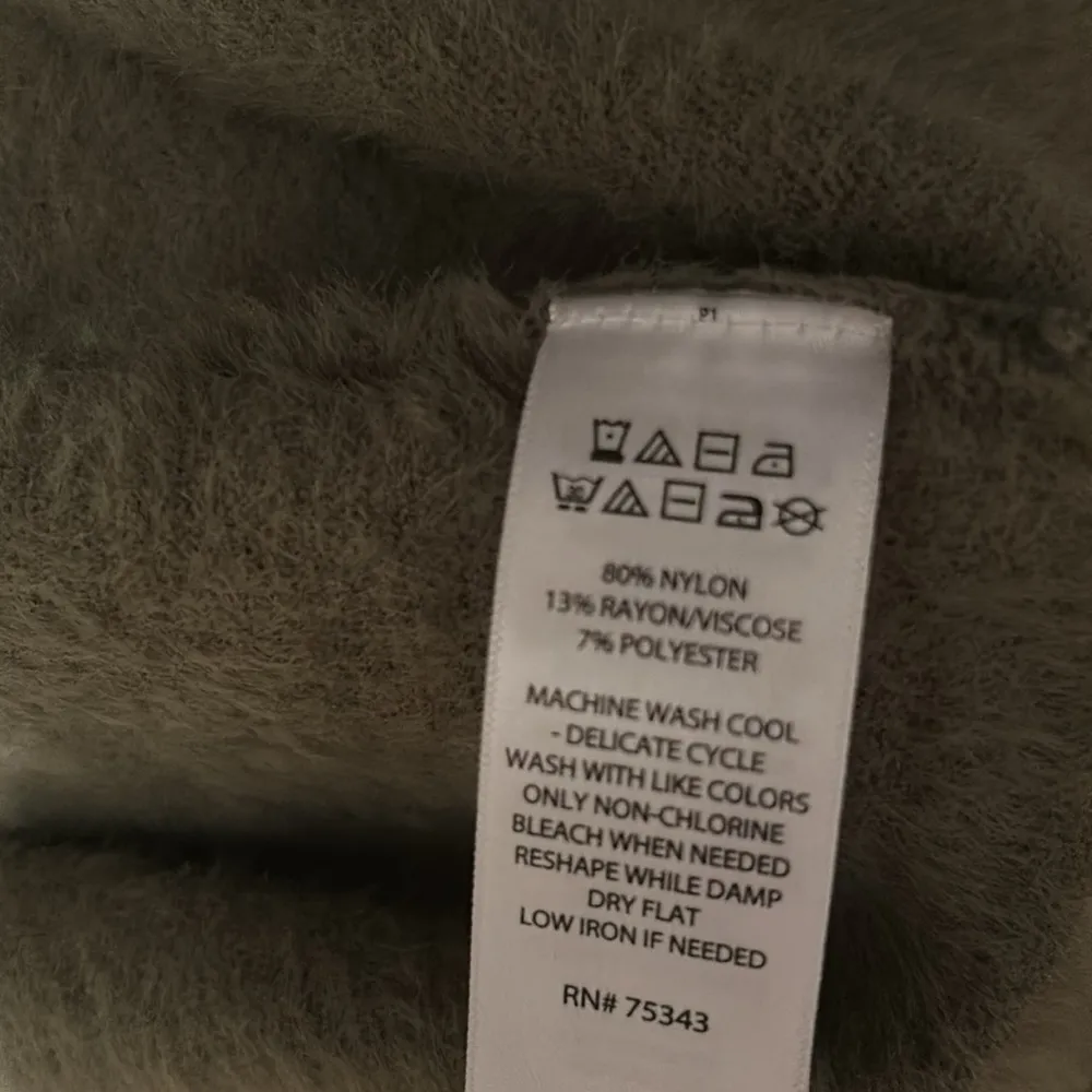 NWT Bailey 44 Oversized Cropped Long sleeved Furry Crew Neck Green Sweater - Image 6