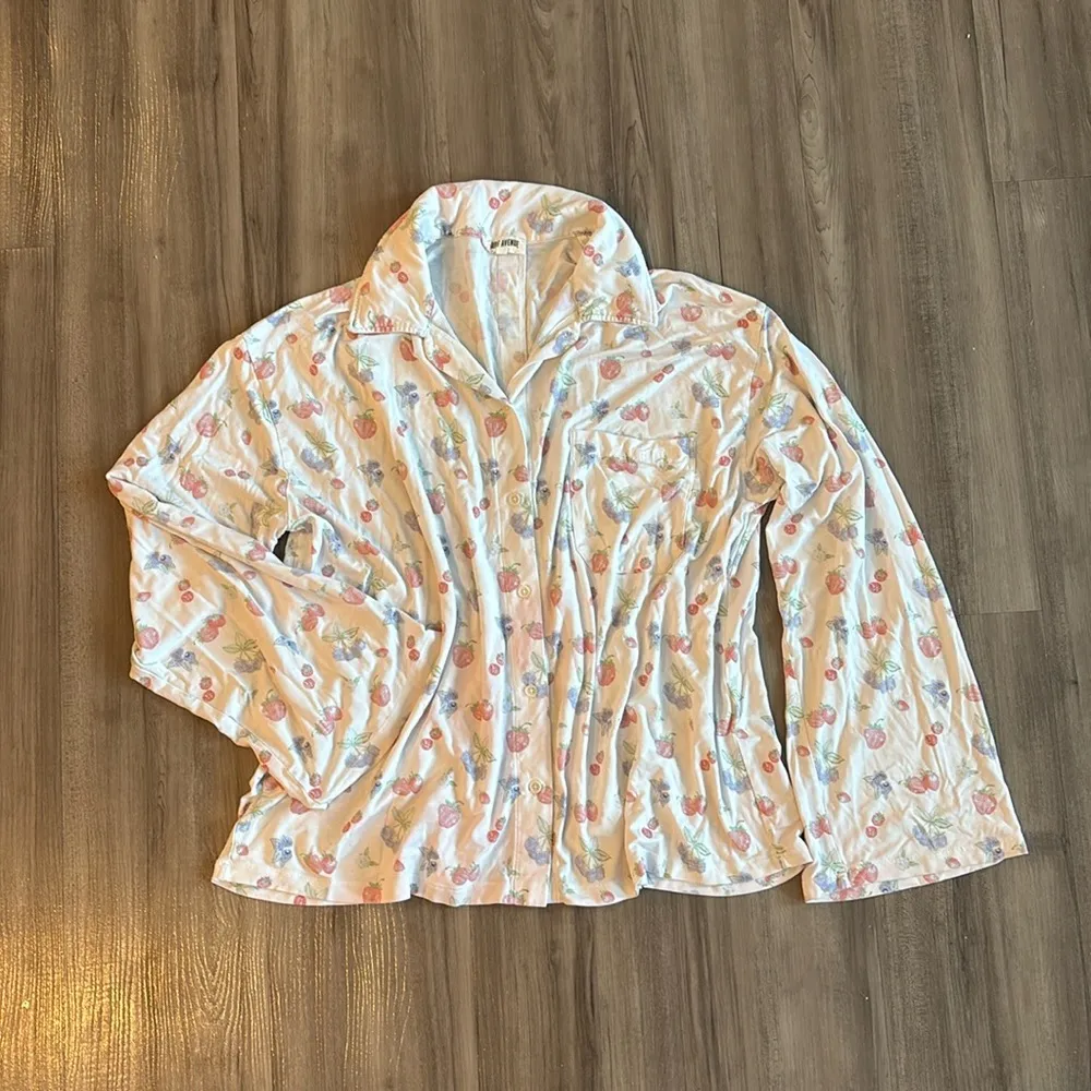 Djerf Avenue Go Slow Pajama Shirt Summer Berries - Image 4