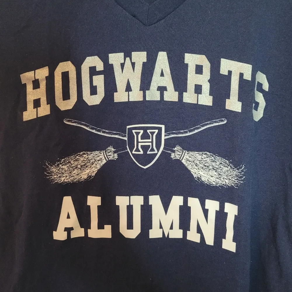 Harry Potter Hogwarts Alumni Navy V-Neck T-Shirt - Image 3