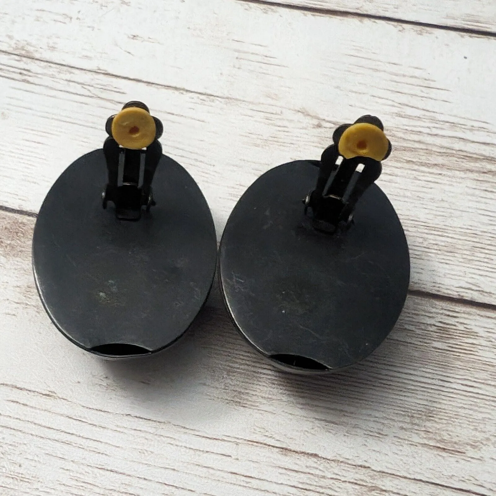 Vintage Clip On Earrings - Image 6