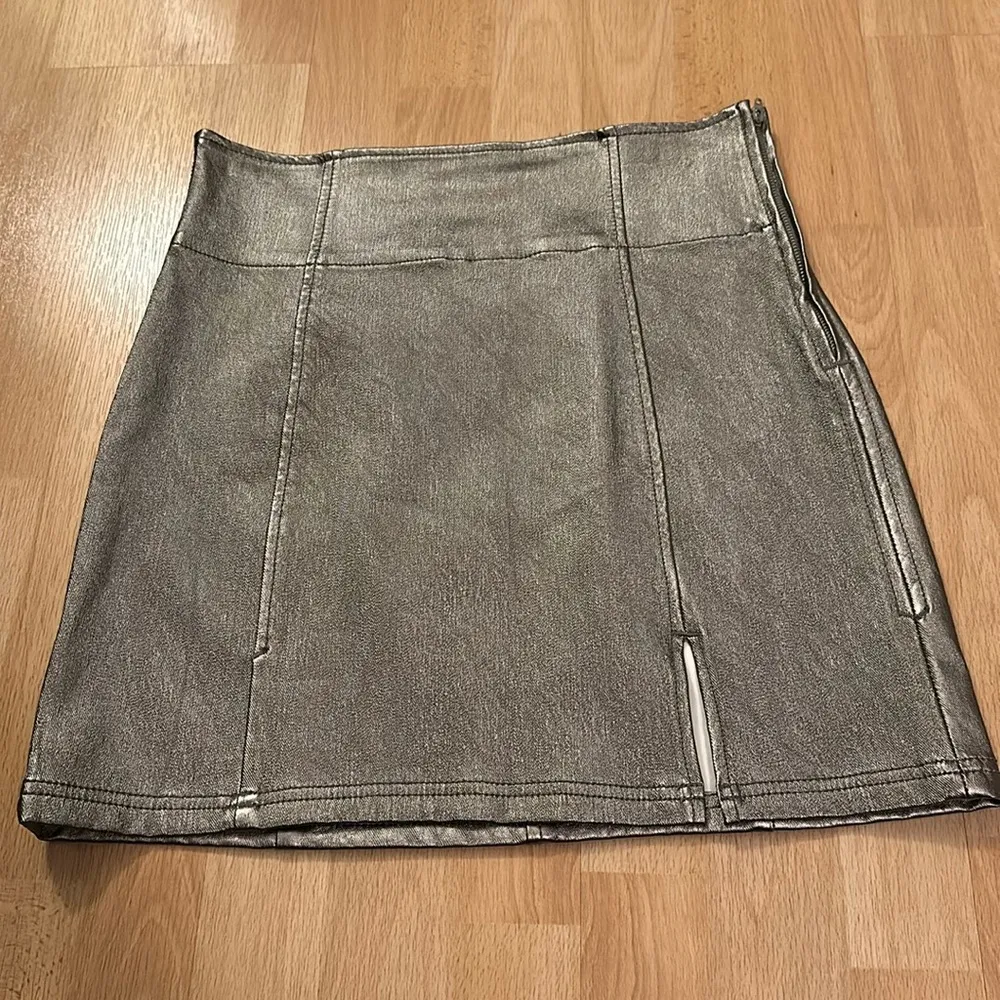 Free People Holding Onto A Dream Coated Mini Skirt Silver Size 12 NWOT - Image 5