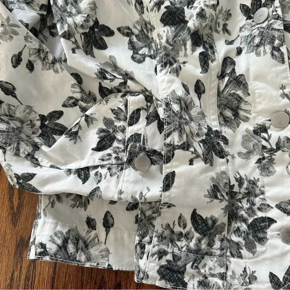 Croft & Barrow 🦋  Floral Denim Button Down Jacket Medium - Image 6