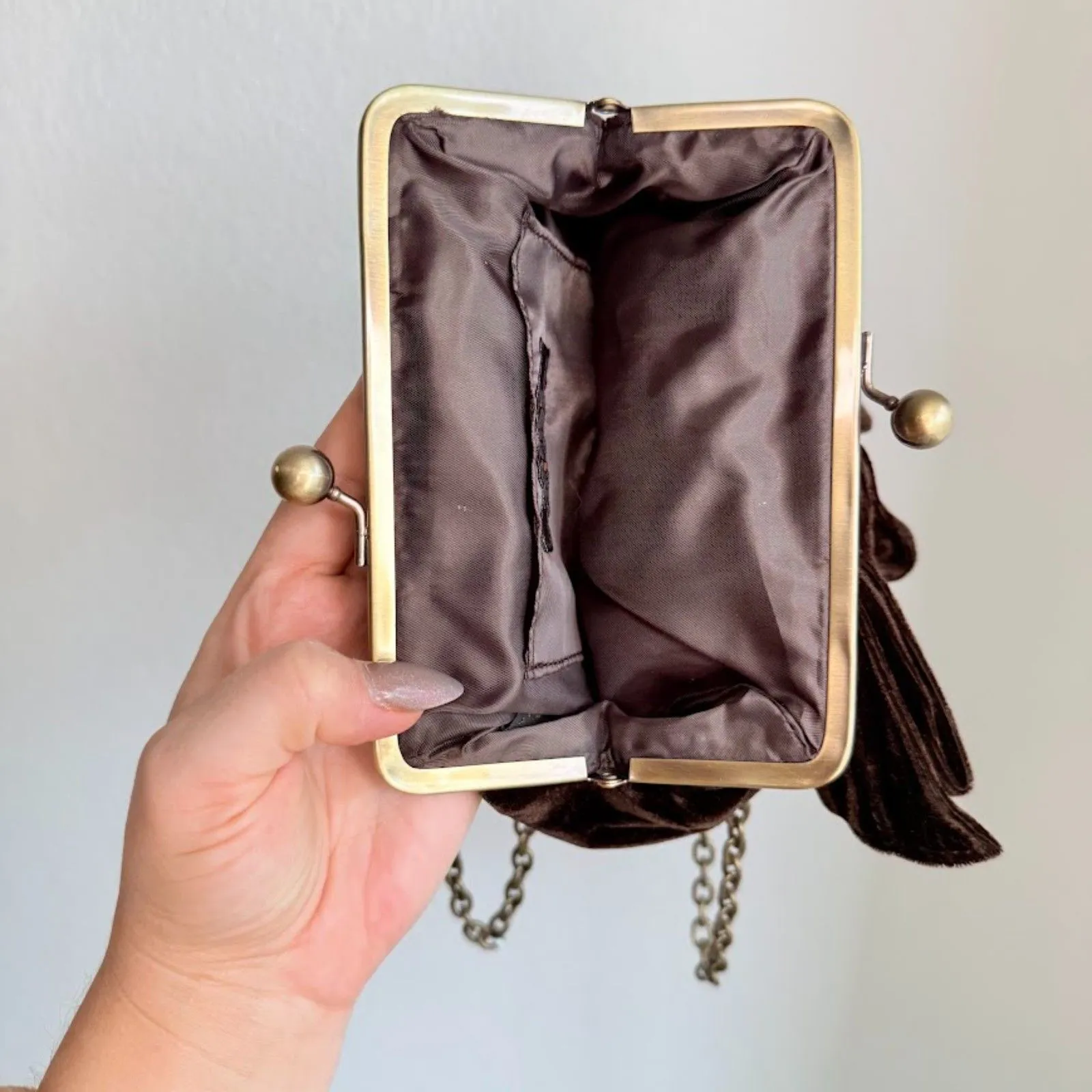 VTG Unlisted Kenneth Cole Kisslock Bow Purse in Brown Ruched Velvet & Brass - Image 4