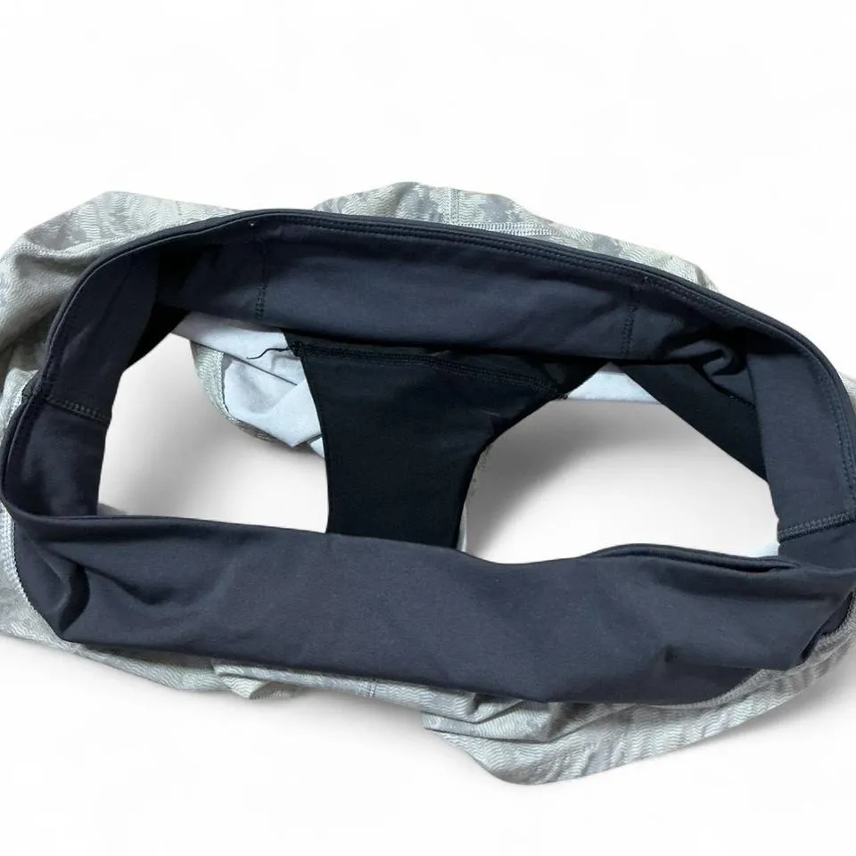 Vuori Athletic Works Womens Active Shorts Camo Print Black Waist Zip Pocket Sz M - Image 4