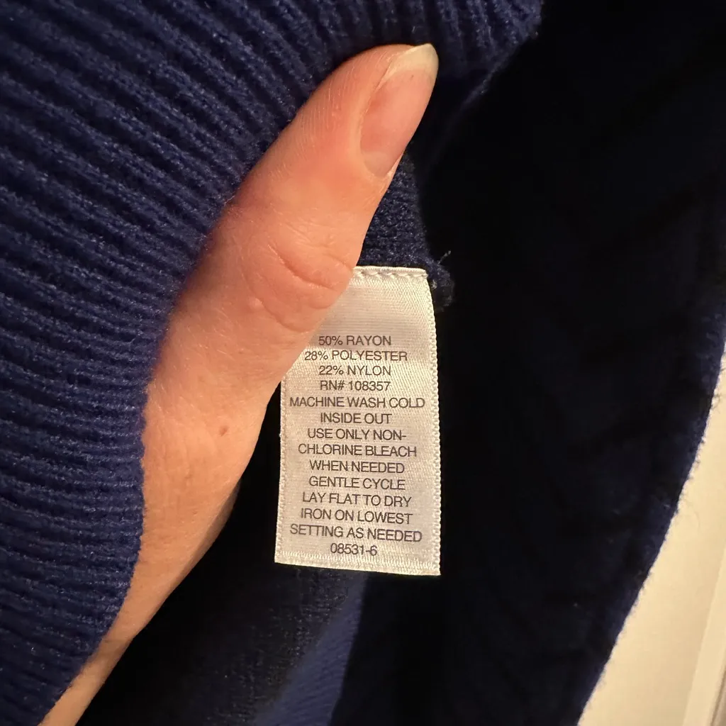 Liz Claiborne Cozy Black and Blue Sweater - Image 4