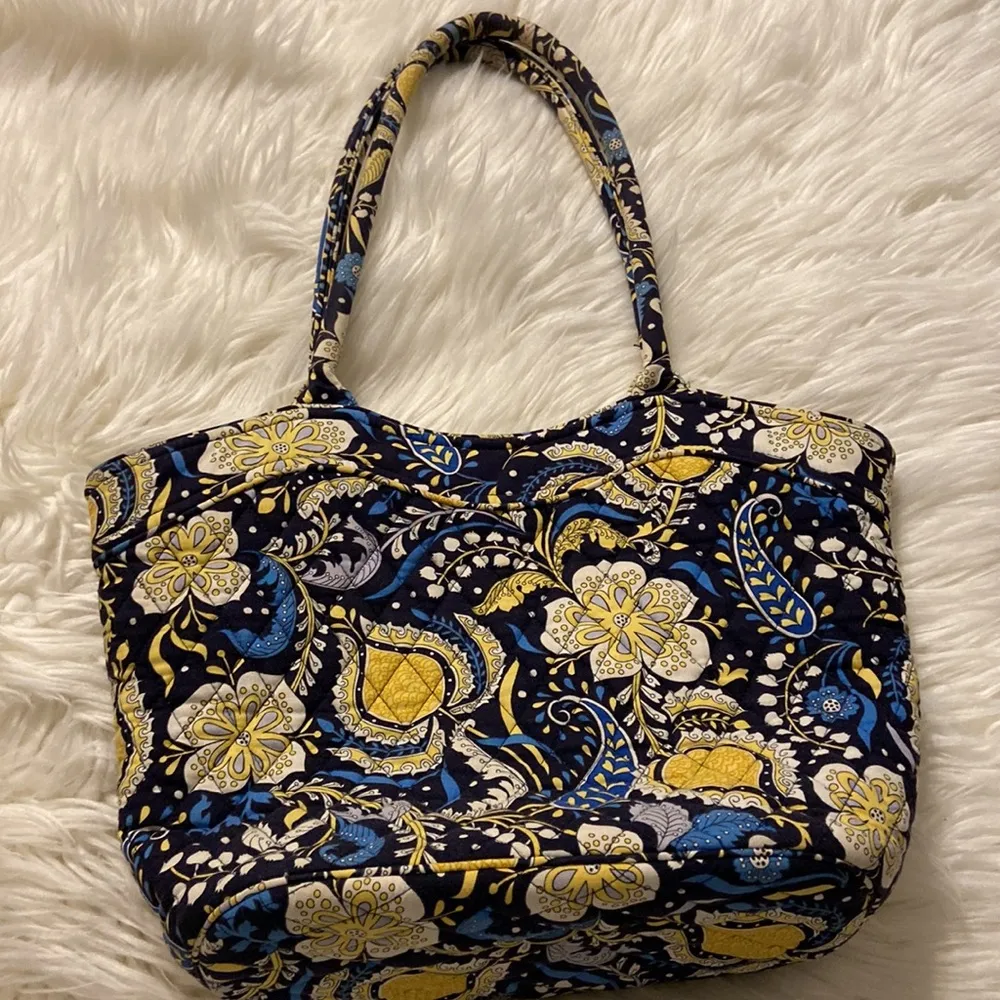Vera Bradley Tote excellent condition no rips or stain or smell have zipper - Image 3