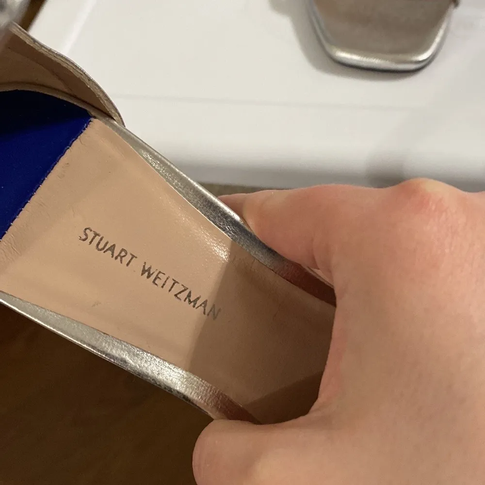Stuart Weitzman silver square high heel textured leather sandals size 9 - Image 9
