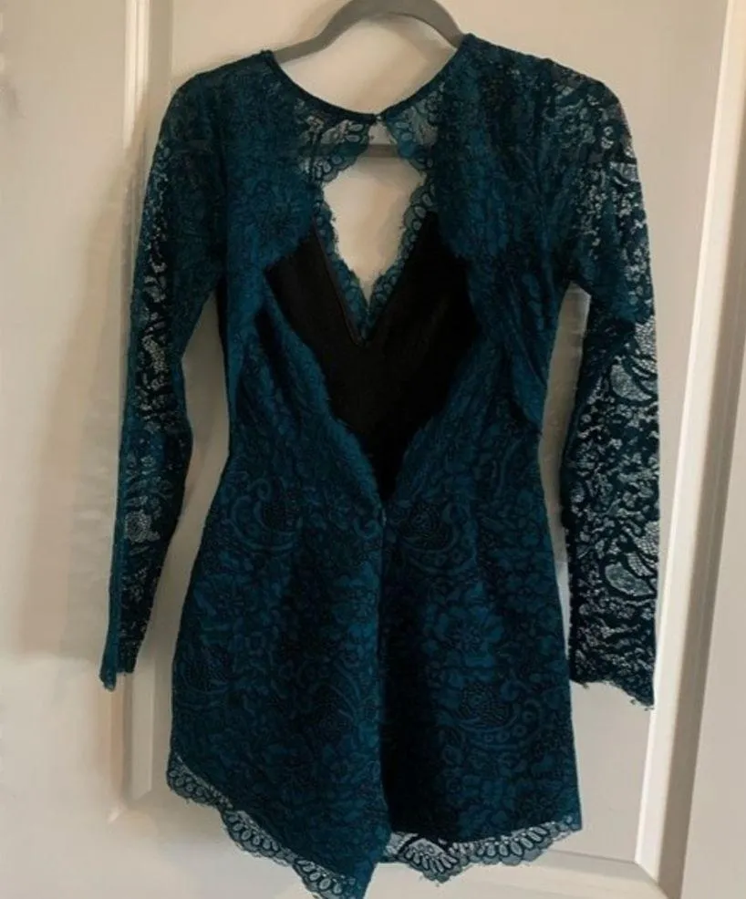 Lovers + FRIENDS Long Sleeve Cut Out Back Lace Eve Romper , SZ XS, Teal - Image 7