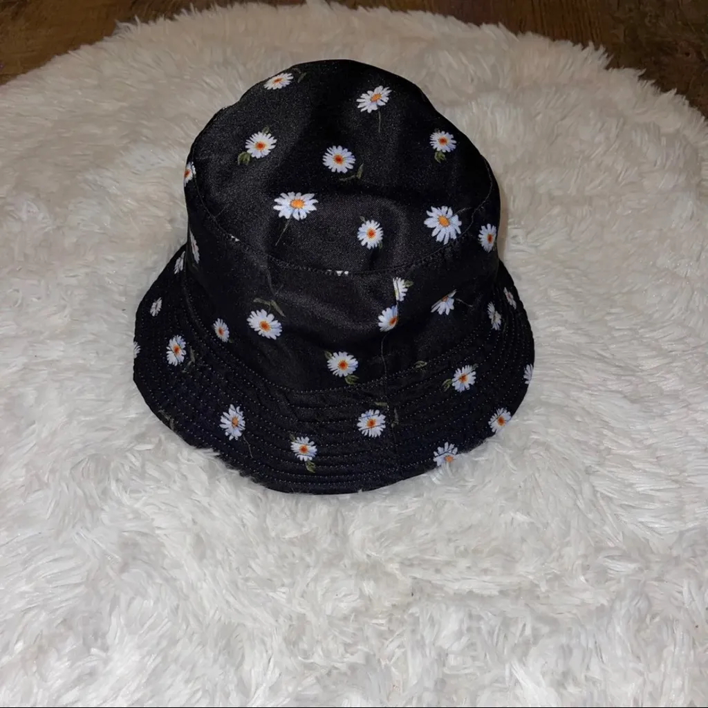 Alice & Olivia FabFitFun Reversible Bucket Hat One Size - Image 2