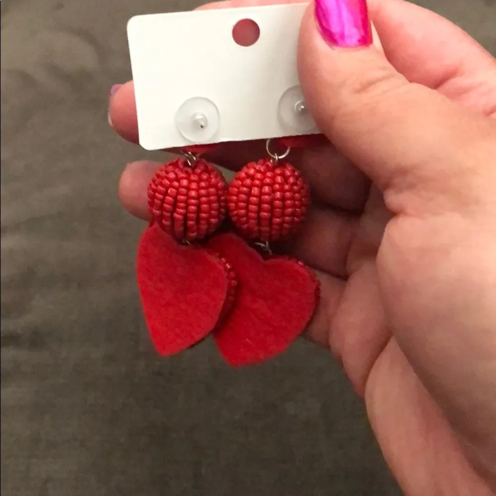 Redbead dangle heart earrings! So adorable. Red - Image 4