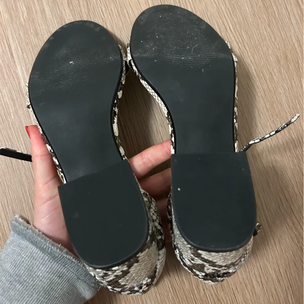 Black and White Snakeskin Heels Size 7 - Image 5
