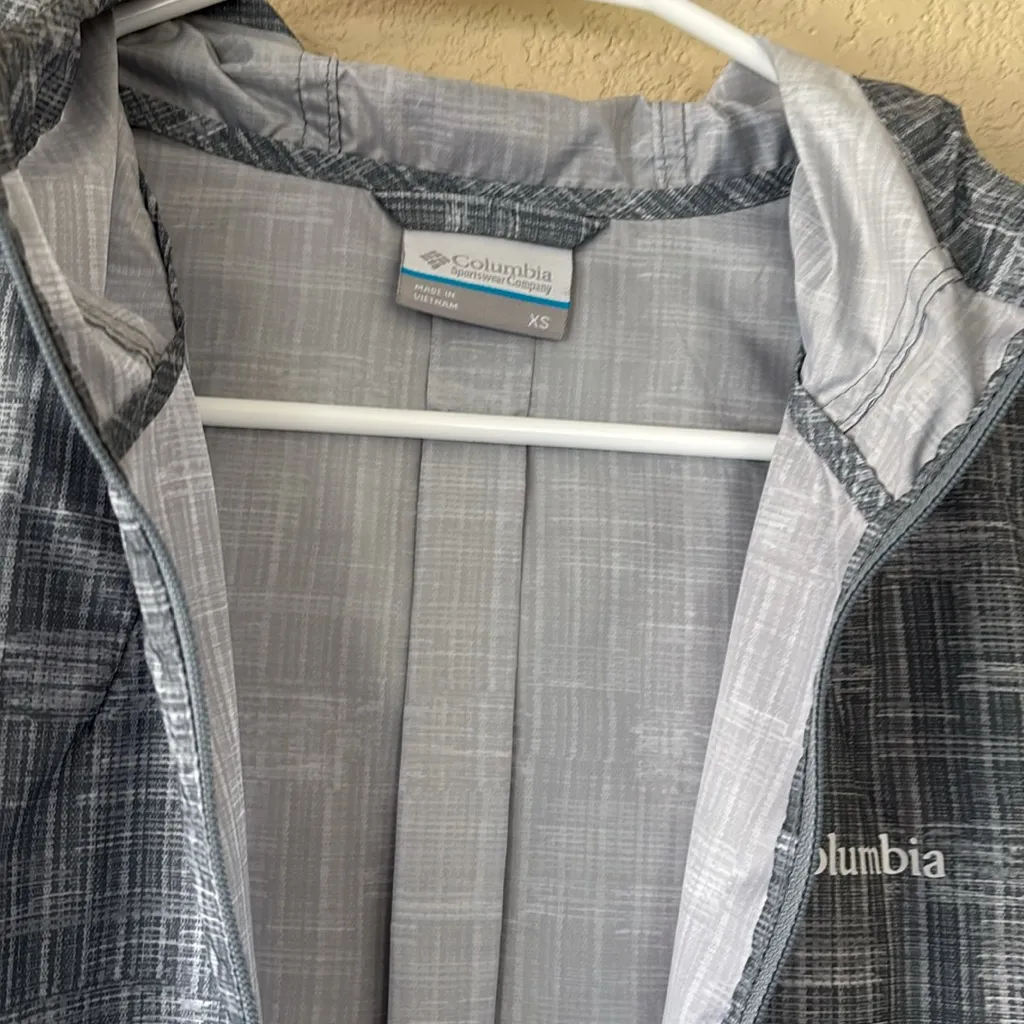 Columbia Women’s Blue Gray and White Windbreaker zip up Hoodie - Image 3