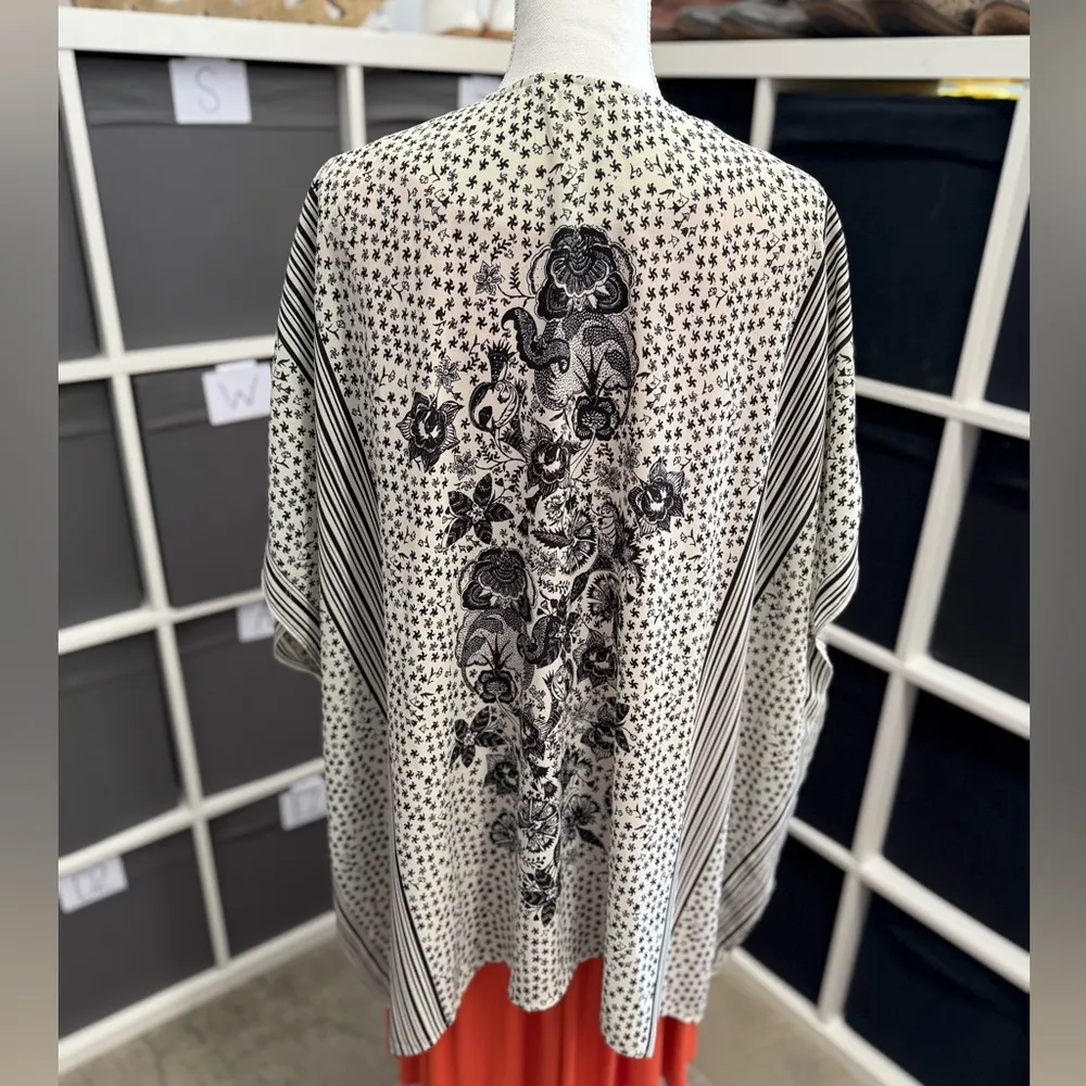 Max Studio London Black and White Floral Kimono NWT - Image 3