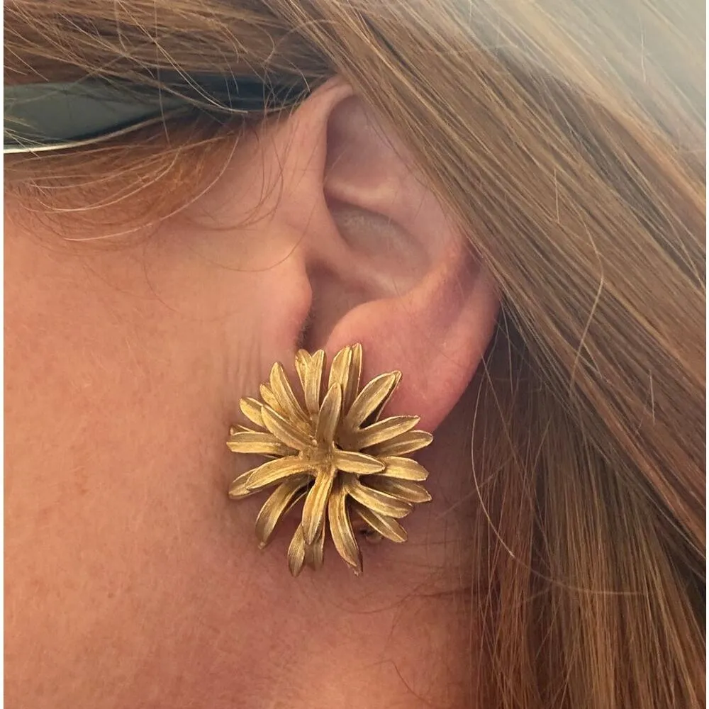 Mid century gold tone flower clip on earings - Image 2