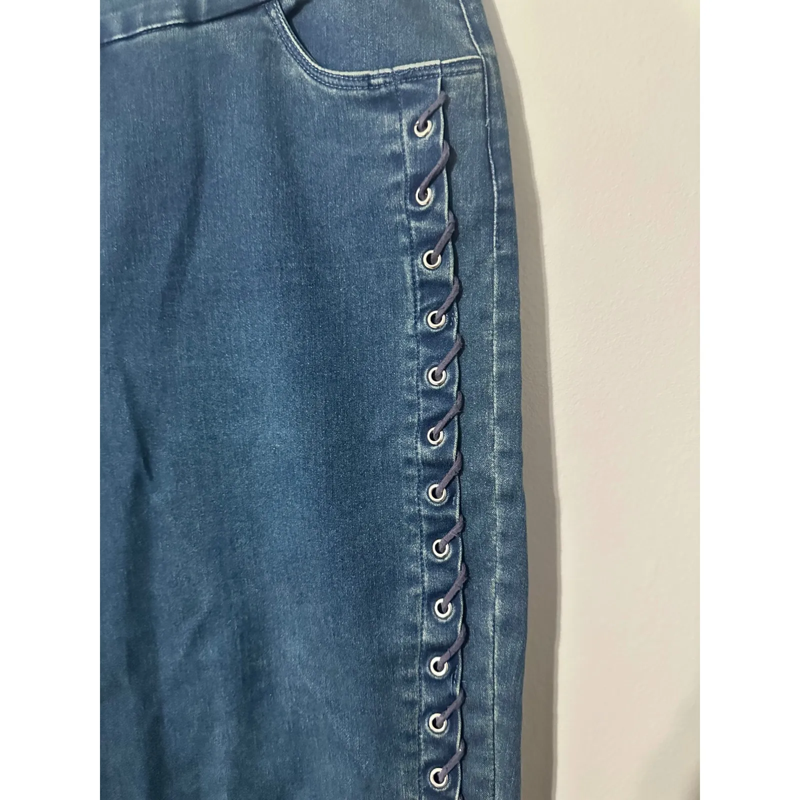 Lulu B Comfy Clothing‎ Blue Denim Jeans Women's Size 12 Cropped Lace Up Detail - Image 2