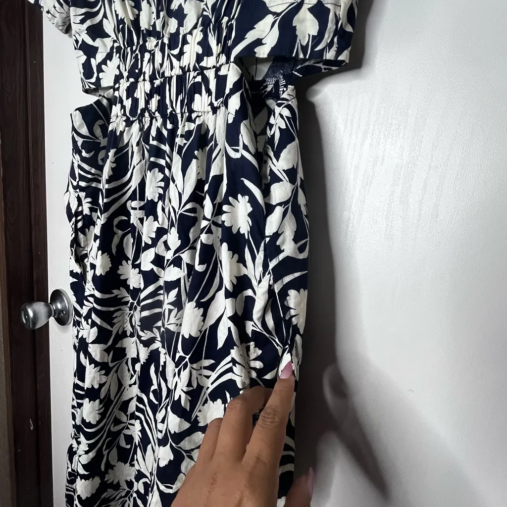 Old Navy Black and White Floral Midi Dress - Image 9