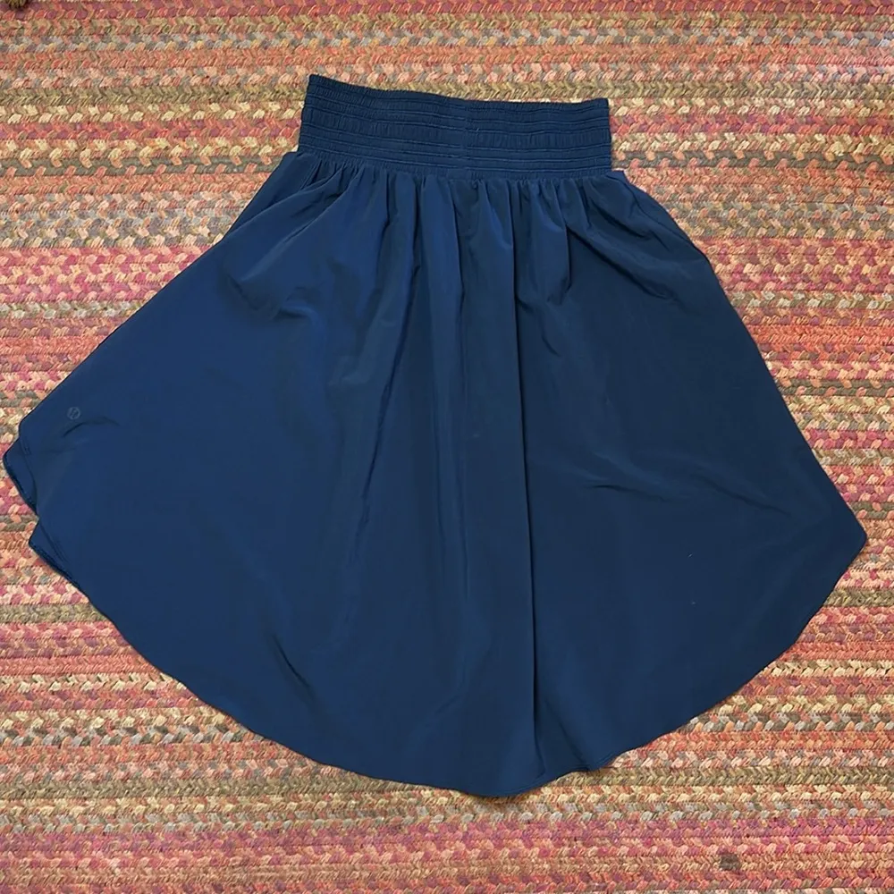 LULULEMON EVERYDAY NAVY FLOWY MIDI SKIRT - Image 5