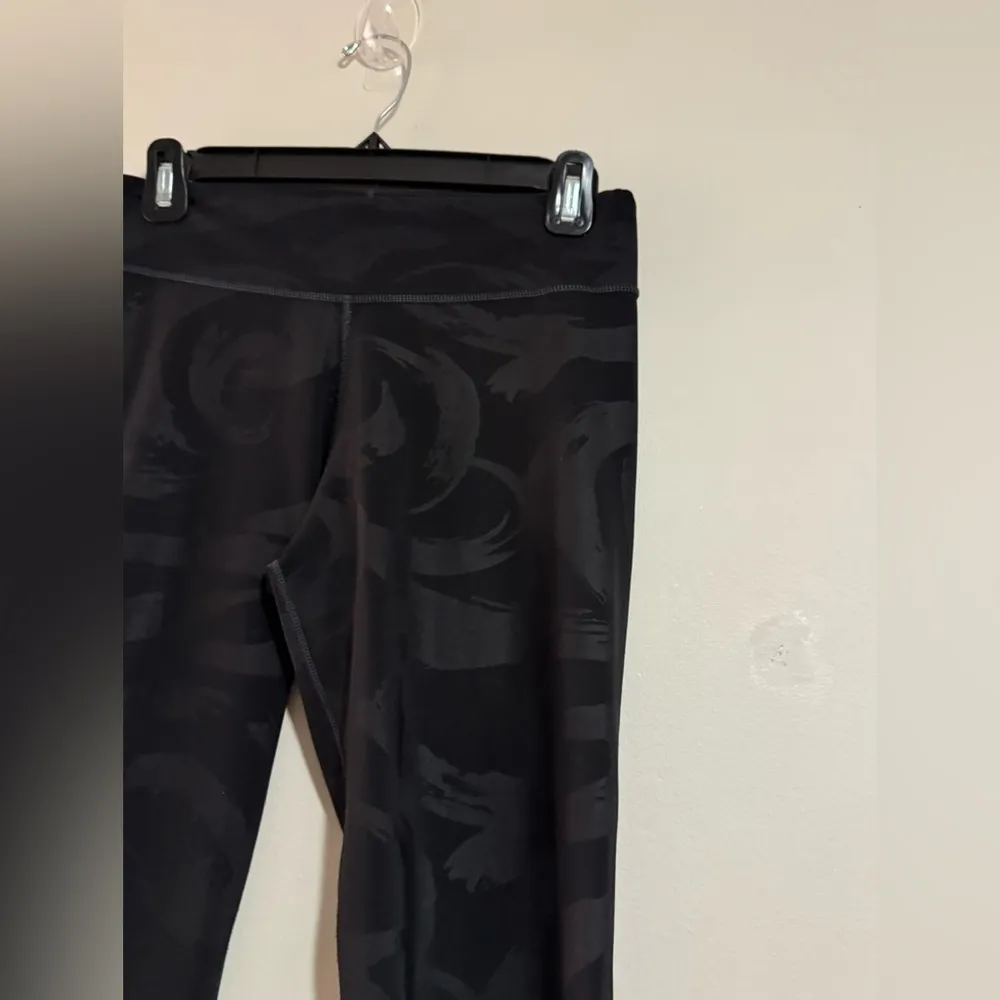 EUC Adidas Climalite Black and Grey Patterned Stretch Workout Capris size medium - Image 3